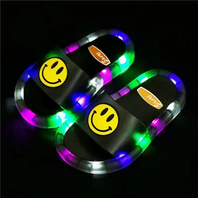 슬리퍼 Kids Shoe Fashion LED Luminescent Children's Slippers 2023 Summer New Cartoon Crystal Shoes Girls/boys Sandals Flip Flops