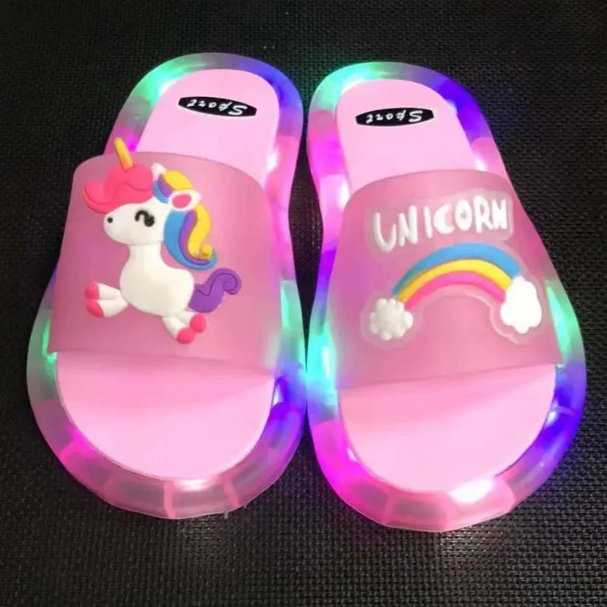 슬리퍼 Kids Shoe Fashion LED Luminescent Children's Slippers 2023 Summer New Cartoon Crystal Shoes Girls/boys Sandals Flip Flops