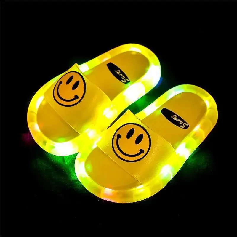 슬리퍼 Kids Shoe Fashion LED Luminescent Children's Slippers 2023 Summer New Cartoon Crystal Shoes Girls/boys Sandals Flip Flops