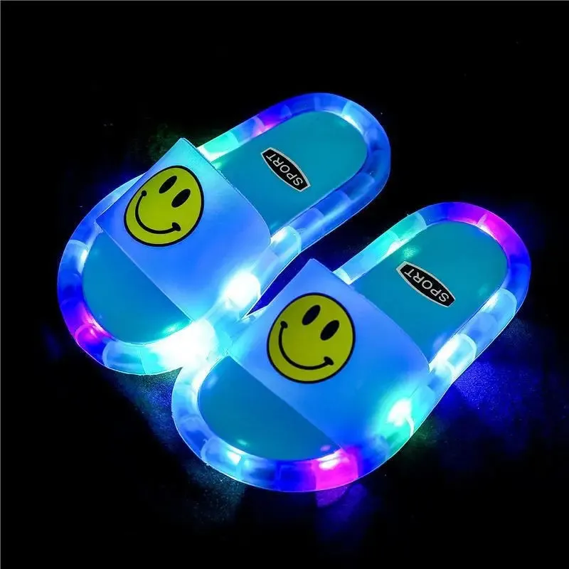 슬리퍼 Kids Shoe Fashion LED Luminescent Children's Slippers 2023 Summer New Cartoon Crystal Shoes Girls/boys Sandals Flip Flops