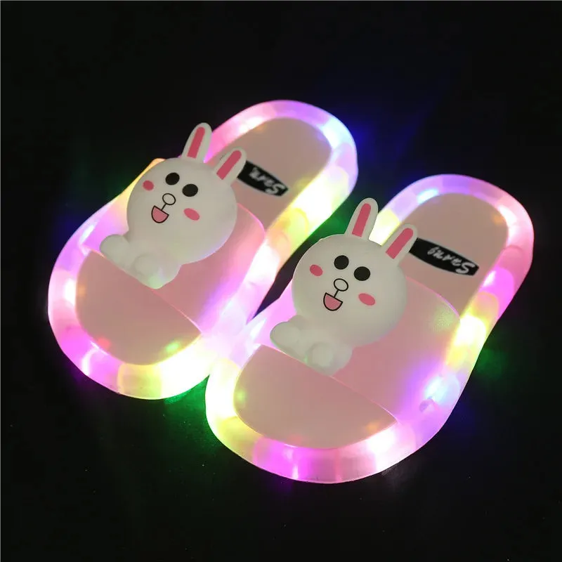 슬리퍼 Kids Shoe Fashion LED Luminescent Children's Slippers 2023 Summer New Cartoon Crystal Shoes Girls/boys Sandals Flip Flops