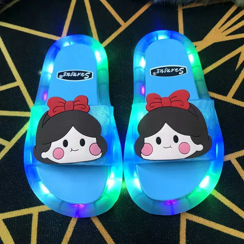 슬리퍼 Kids Shoe Fashion LED Luminescent Children's Slippers 2023 Summer New Cartoon Crystal Shoes Girls/boys Sandals Flip Flops