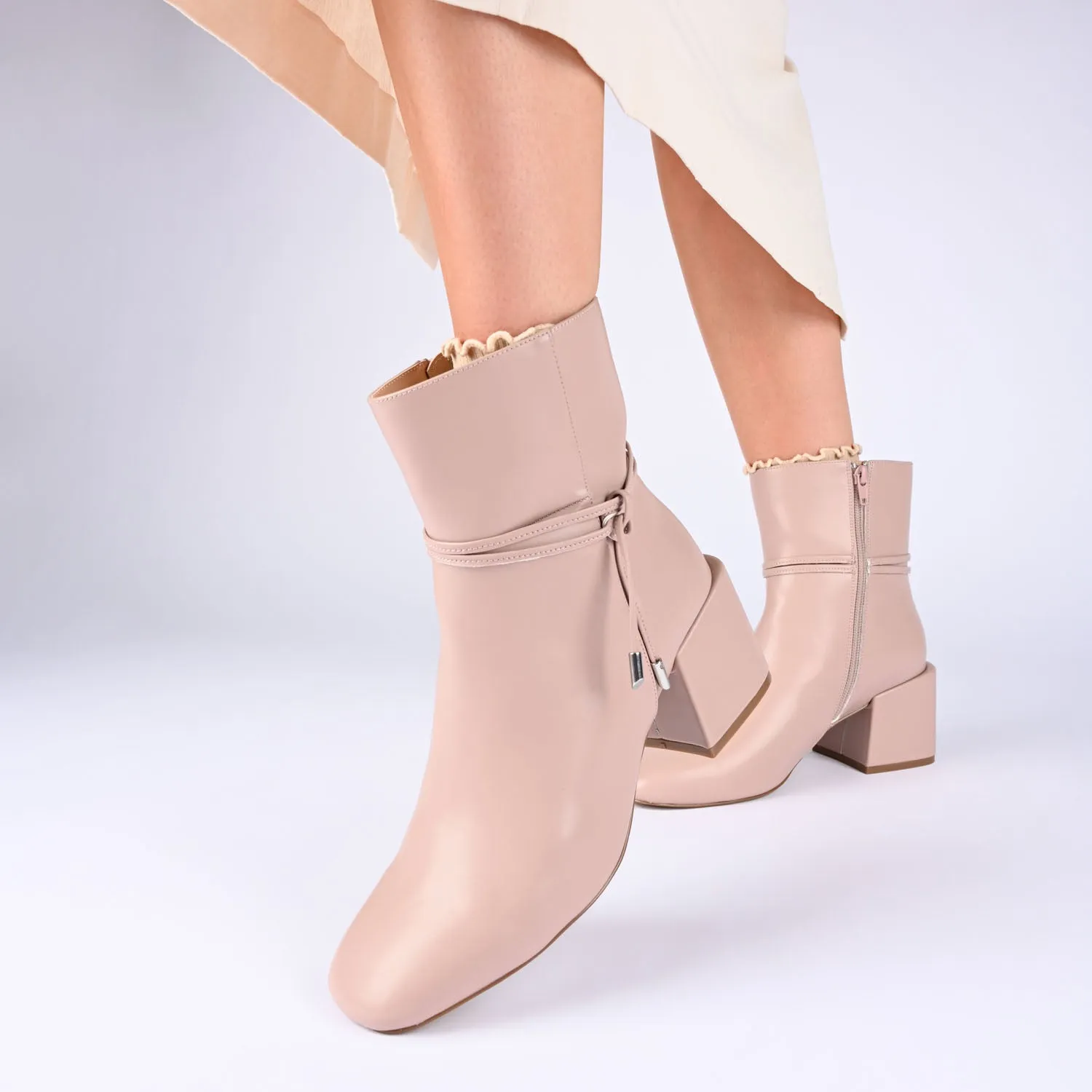 BEVERLEY BLOCK HEELED BOOTIE IN FAUX LEATHER