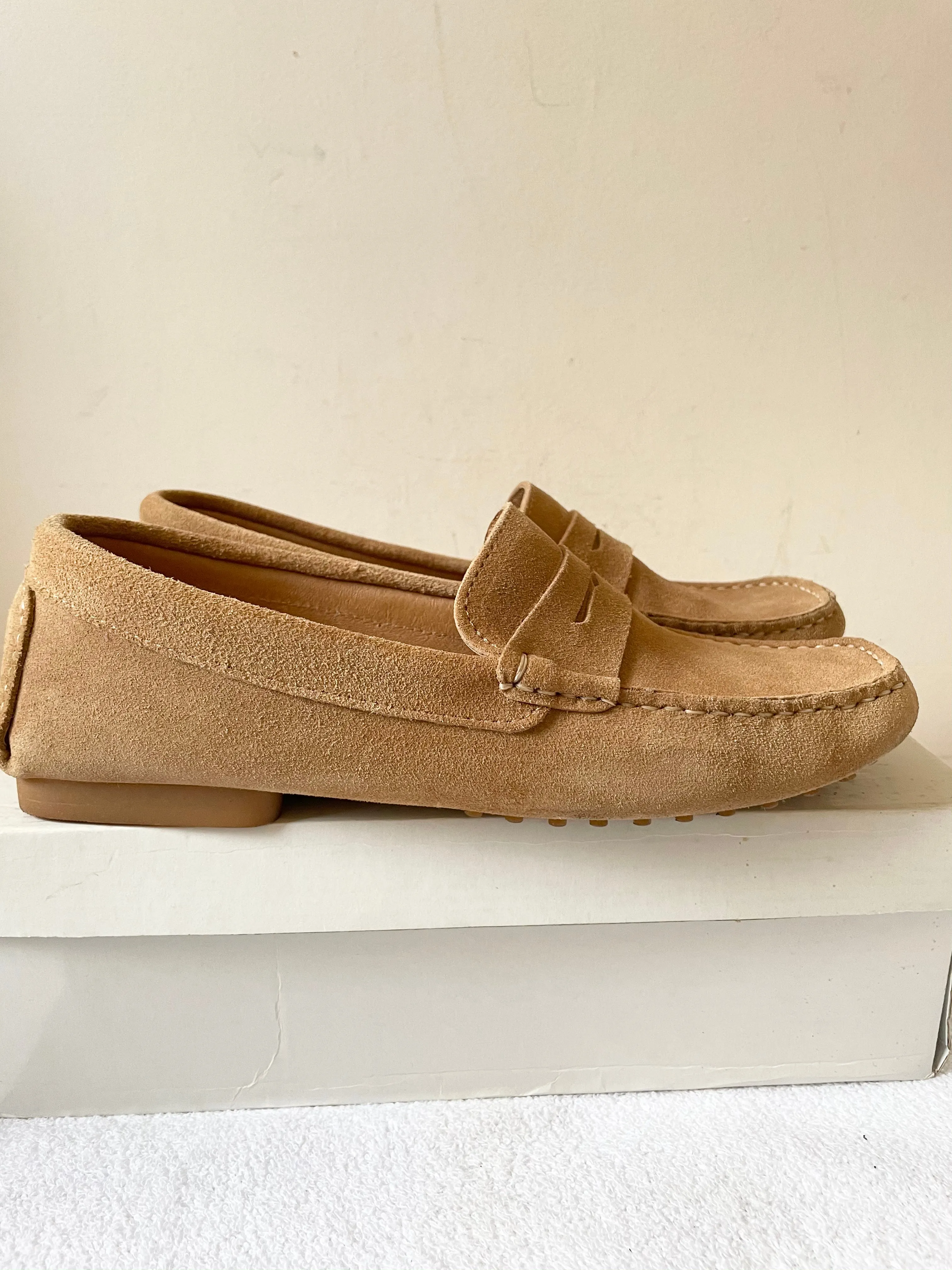 BODEN PENNY BEIGE SUEDE LOAFER FLATS/ DRIVING SHOES SIZE 7/40