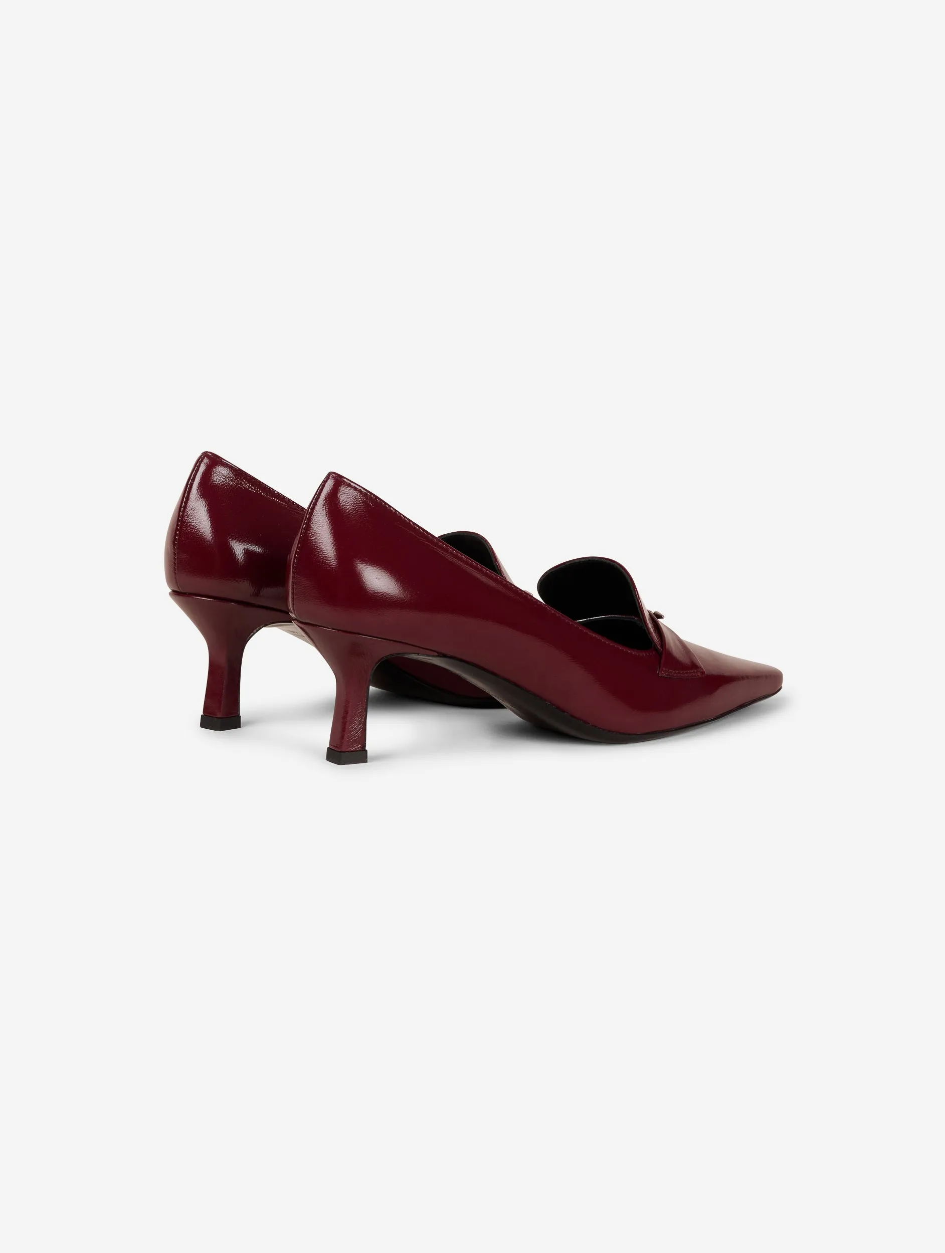 Heeled loafers in burgundy patent leather