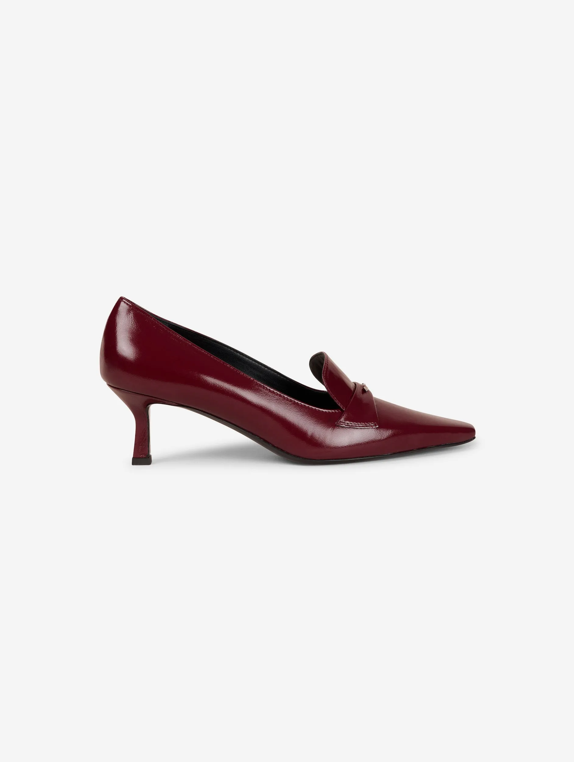 Heeled loafers in burgundy patent leather