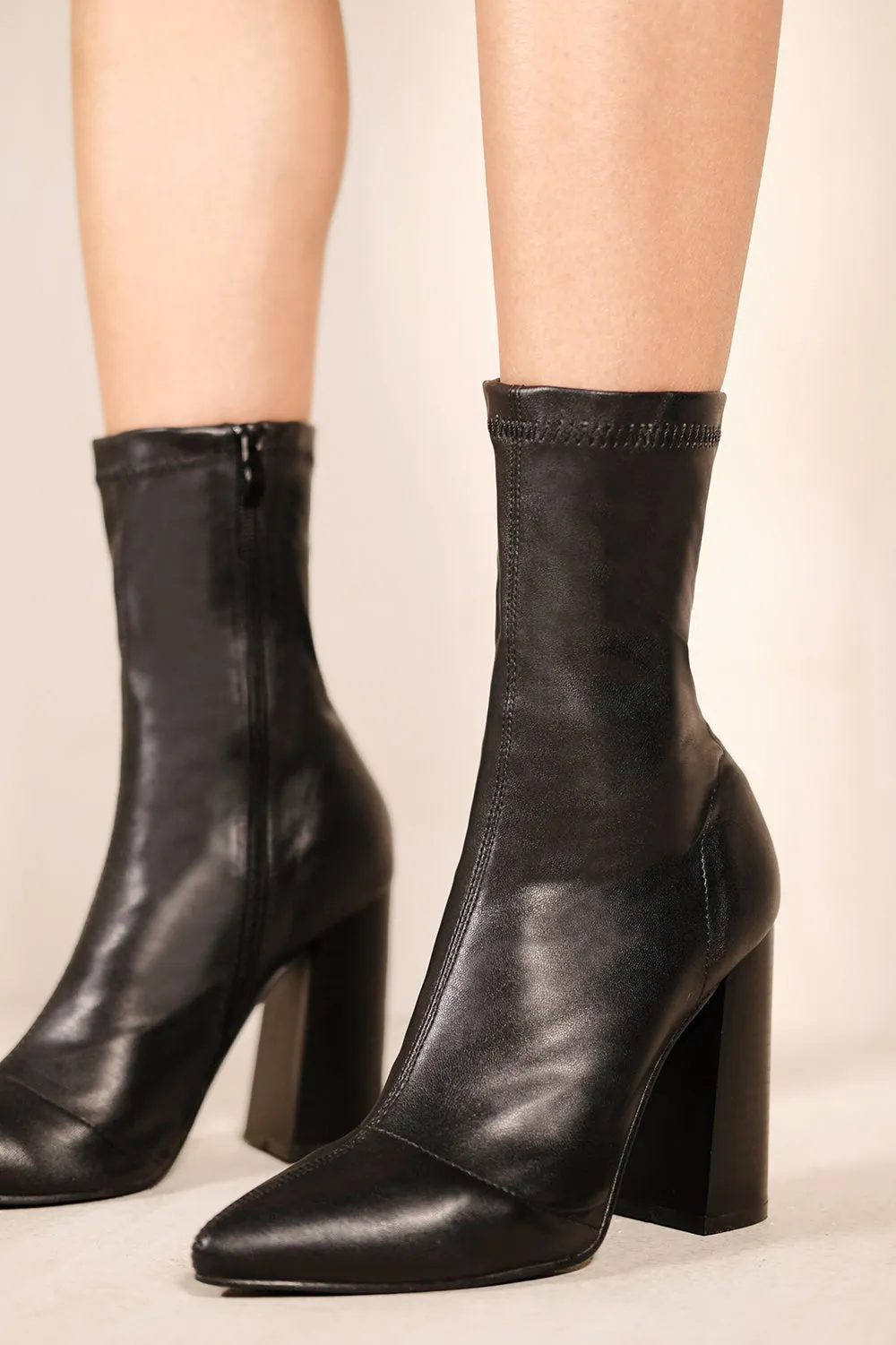 TATUM BLOCK HEELED BOOTS WITH POINTED TOE IN BLACK FAUX LEATHER